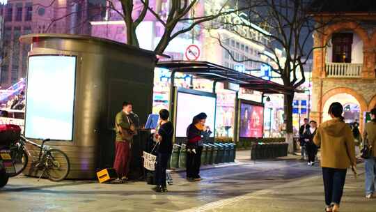 夜晚城市行人过马路汽车车辆车流人流脚步夜