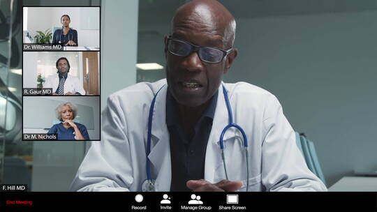 中年男医生与同事视频会议视频素材模板下载