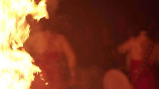 夜晚在火堆旁跳舞的女孩子1视频素材模板下载
