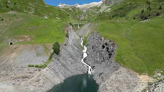法国阿尔卑斯山的Le Rieu Claret河瀑布，萨伏伊岛，法国-空中前进