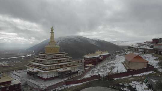 航拍川西甘孜州色达县金马草原雪山东嘎寺视频素材模板下载