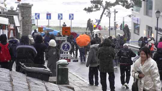 威海高区火炬八街冬季初雪游客赏雪打卡街景