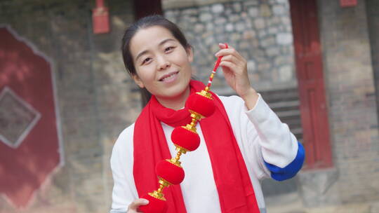 亚洲中国人女性家门口拜年新年快乐视频素材模板下载
