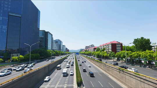 中关村街景上车辆川流不息的景象