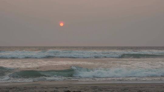 日落时的慢速海浪