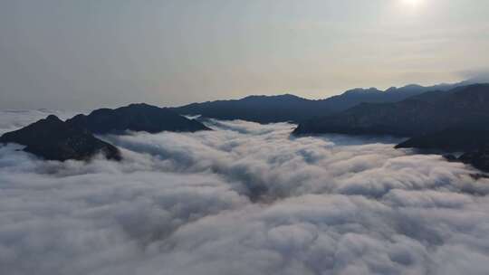 雨后泰山，云海翻腾宛若仙境