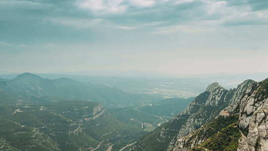 Timelapse巴塞罗那附近蒙特塞拉特山脉的Timelapse在加泰罗尼亚西班牙视频素材模板下载