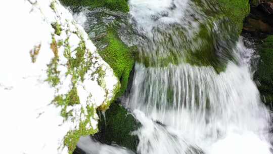 湖北利川清江村下雪后的清江源头活水涌动