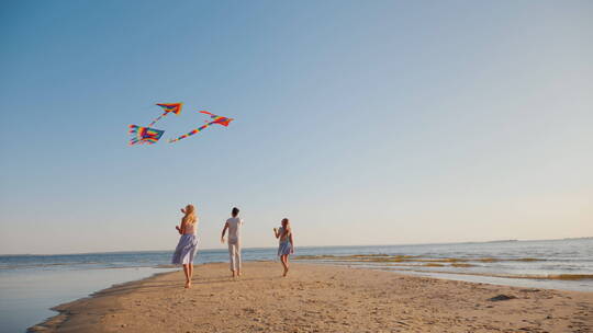 亲子在沙滩上放飞风筝