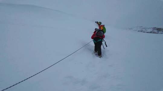 风雪中攀登四川贡嘎山区贡巴峰的登山者