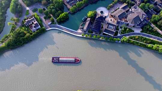 航拍京杭大运河的运输船货运航线