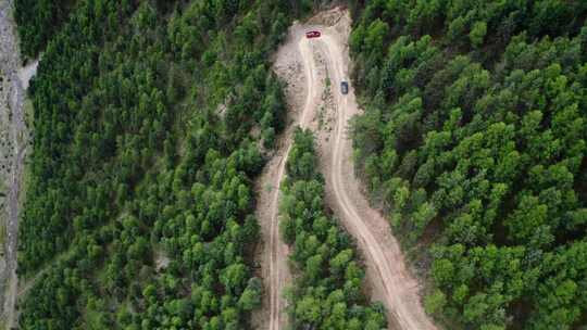 汽车行驶在盘山公路