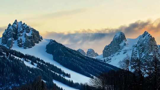 雪岭曙光 云海微动 冬日静谧美景