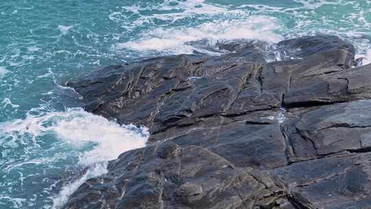 海浪海水冲刷拍打海滩礁石