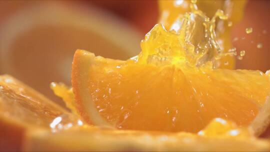 慢动作橙汁中的橙子