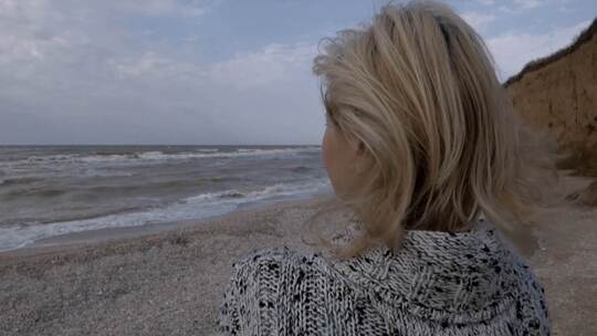 独自在海边的女人视频素材模板下载