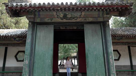 游览北京颐和园的中国女孩