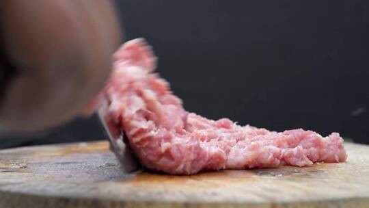 在砧板上切肉的过程视频素材模板下载