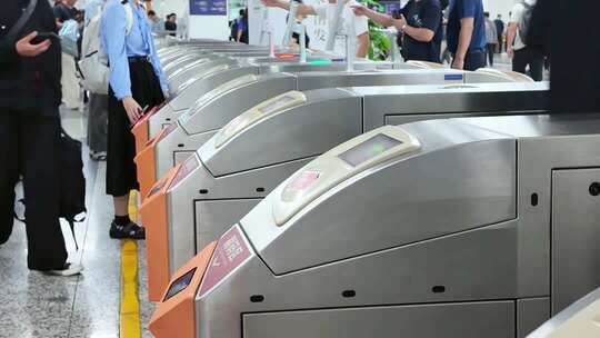 南京地铁站内乘客通过闸机画面