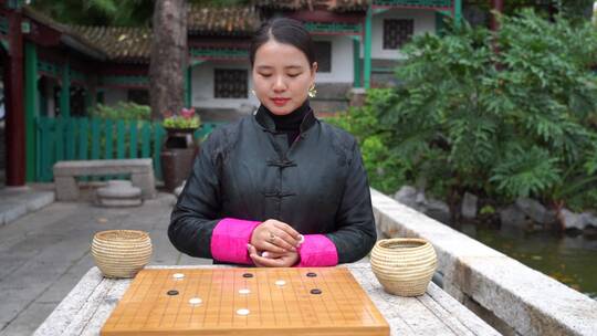 中式四合院女人下棋