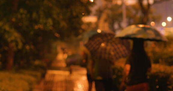 夜晚下雨雨景