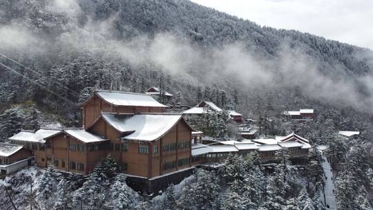 航拍佛教名山四川峨眉山，云海缭绕树林白雪视频素材模板下载