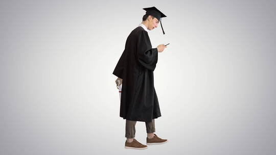 毕业生边走路边看手机视频素材模板下载
