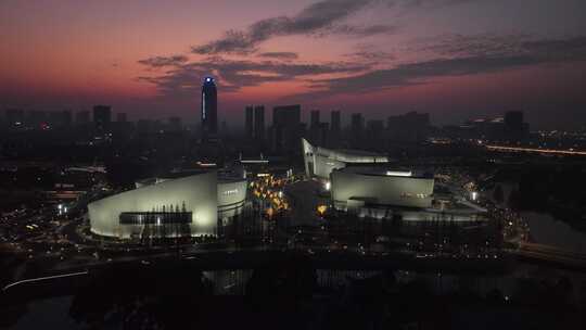 暮色下的城市建筑夜景