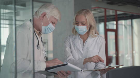 医学家使用平板电脑交流学术视频素材模板下载
