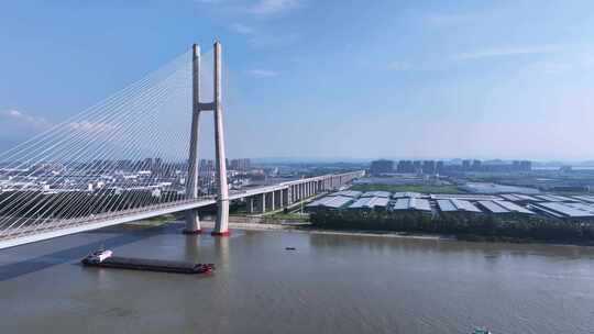 航拍动车组通过九江鳊鱼洲长江大桥
