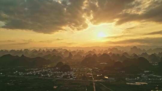 夕阳下的乡村与群山远景