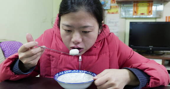 女人吃新年春节吃元宵汤圆