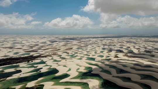 巴西标志性的雨水湖和沙丘。Lencois Maranhens巴西。