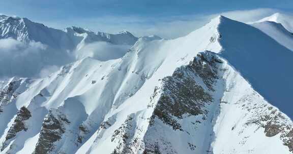 航拍雪山景观