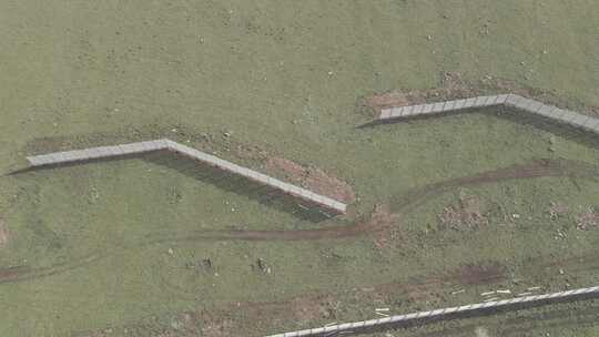 铁路附近防雪栅栏的鸟瞰图。