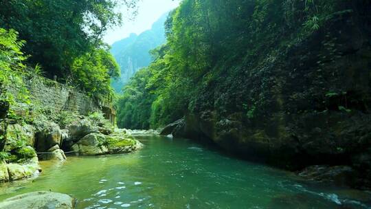 山谷风景小溪