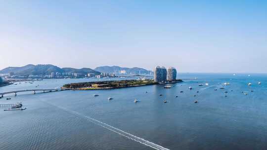 中国海南三亚凤凰岛和游艇城市风光延时摄影