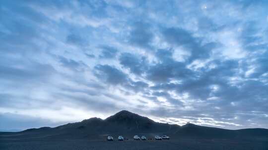 沙漠车队与远山天空景象