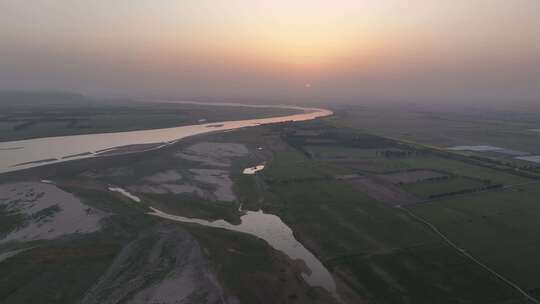 夕阳下蜿蜒曲折的河流