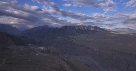 新疆独山子大峡谷清晨风光