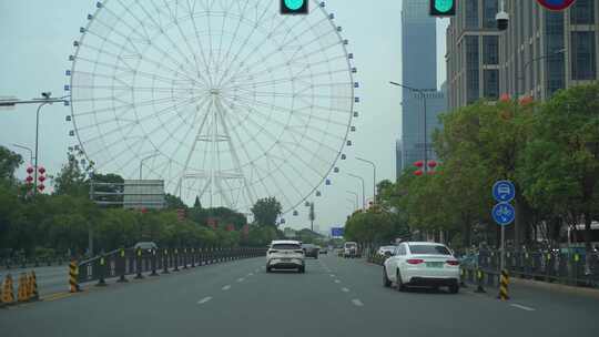 汽车窗外摩天轮风景道路交通城市建筑风光