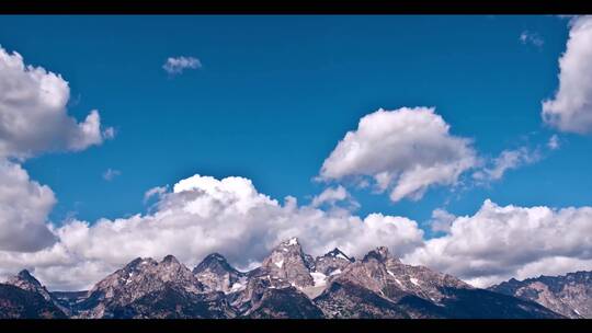 远处的大山蓝天白云天空延时风景壁纸