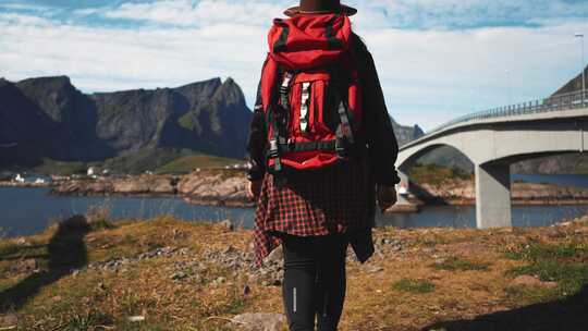 脚女性徒步旅行者旅行者女人行走