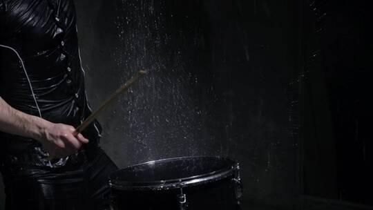 鼓手在雨中打鼓的特写镜头