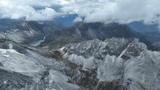 中国四川甘孜稻城亚丁央迈勇山坳云海景观