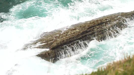 海浪拍打着海坝