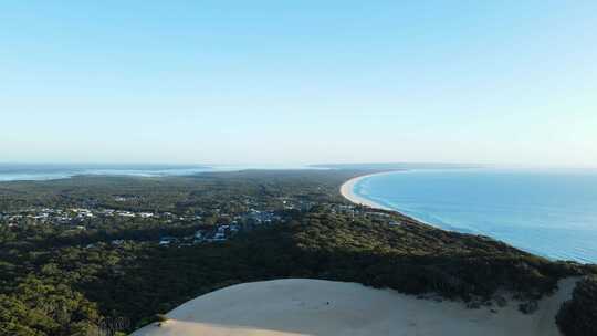 从高空无人机俯瞰卡罗沙子吹向澳大利亚昆士兰州锡坎湾