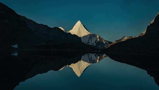 雪山倒影 央迈勇雪山 雪山湖泊