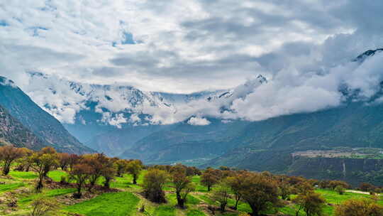 中国西藏林芝纳迦巴瓦雪山云层遮挡