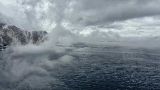 海岸上空的低云